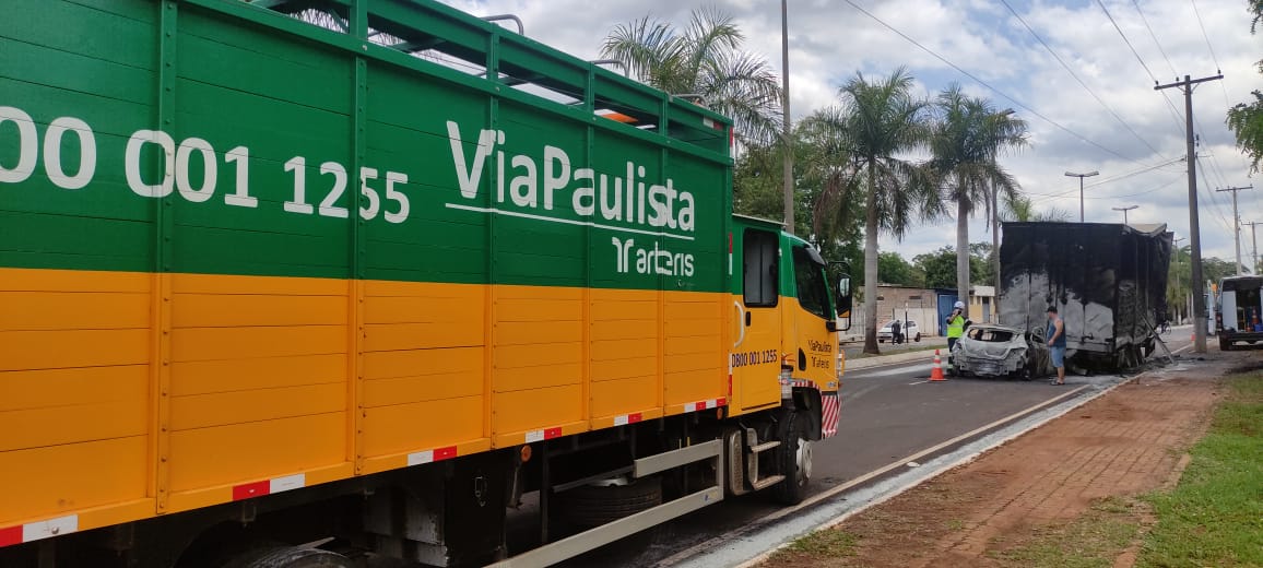 Foto 6 de 8 — Carro pega fogo após acidente com carreta em Boa Esperança do Sul